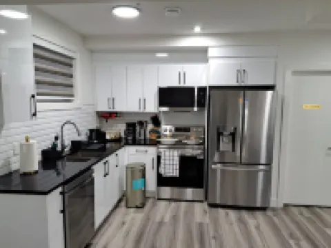 Brand New 1 Bedroom Suite with Private Entrance-10 mins to Airport-self check-in Hotels in Leduc County