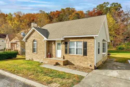 Cozy Cottage -with Hot Tub & Pool in the Heart of Pigeon Forge Close to Parkway!