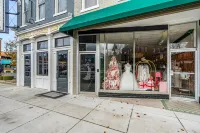 The Betty - Entire rental unit in New Albany, Indiana Sleeps 8