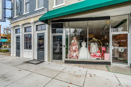 The Betty - Entire rental unit in New Albany, Indiana Sleeps 8