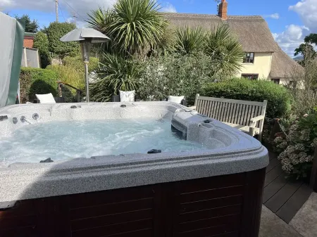 Studio in the idyllic countryside 2 miles from the beach in Devon with Hot Tub