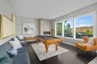 Spacious 6-bedroom, Views, King Beds, Hot Tub, Game Room near downtown Spokane