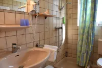 Idyllische Ferienwohnung mit Balkon und Großer Gartenanlage Hotels in Guby