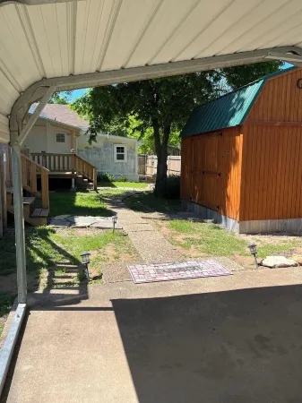 Nestle Inn-centrally located-walk to historic town Square-Big Rocks park & more Отели в г. Глен Роуз