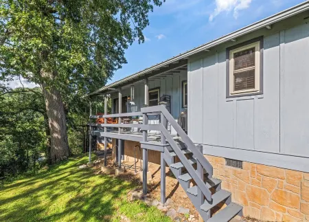 Welcome to Raven's Nest! Great Views and Easy Access in All Weather.