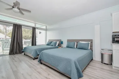 Beautiful Condo 127 with AC in charming Cedar Key Salt Marsh Cottage附近的飯店