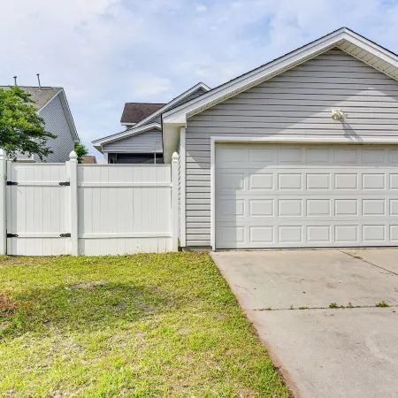 3 Mi to Beaches! Charming Bluffton Escape w/ Yard