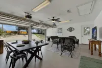 Starlight Meadows 3 mi to Downtown w/Hot Tub