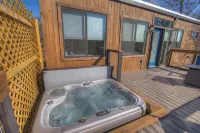 Waylon-Hot Tub and Fire Table! Hotels in Fredericksburg