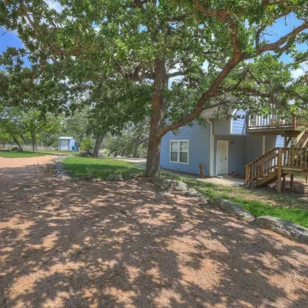 Cactus Flower Treehouse-Pet Friendly-Hill Country Views!