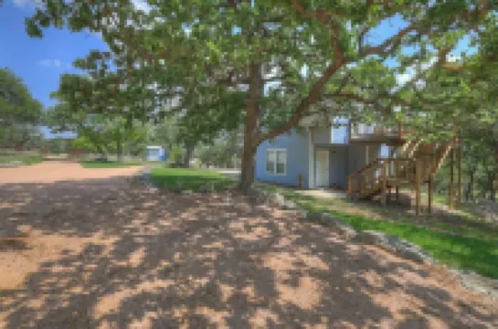 Cactus Flower Treehouse-Pet Friendly-Hill Country Views!