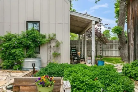 Remmler Nest Hot-Tub, Prime Location 3-Blks to Main!