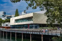 Coast Lonsdale Quay Hotel Các khách sạn gần Chan Centre for the Performing Arts