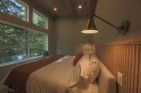 Luxe Cozy Spa Cabin w/ Hot Tub, Sauna, Fireplace, 10 Mins to Sunday River