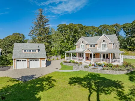 Charming Retreat with Outdoor Shower and Basketball Court - Spacious Oasis Отели в г. Harwich Port