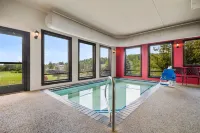 Super 8 by Wyndham Eveleth - Motels