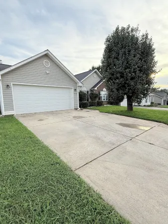 Modern 3 Br 2 BA Home with Backyard – 8mi Downtown Отели рядом с достопримечательностью «Университет Северная Каролина в Шарлотт»