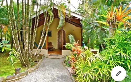 Casa Riviera- Walk to surf, tropical gardens, river access Hotels in Pavones