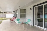 Cozy mid-century rambler - Short drive to the Alamo & River Walk! Hotels in Windcrest