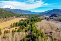 Remodeled Cottage w/Hot tub, 15 mins away from Mt. Rainier Park entrance