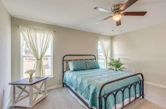 距離Rainbow Springs 2英里：帶熱水浴缸的家！