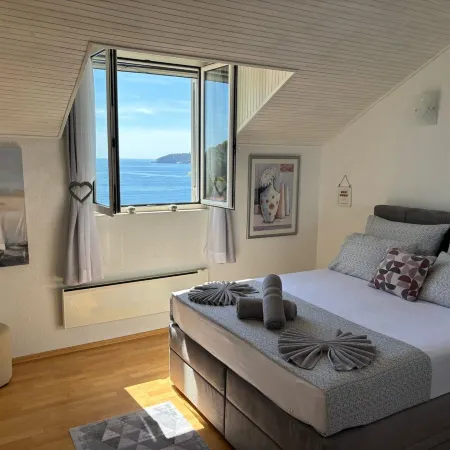 Indy's Beach Apartments -Two Bedroom Apartment with Balcony and Sea View