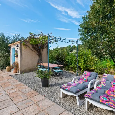Modern holiday home with private pool Отели в г. Ламбеск