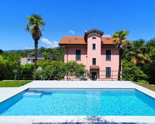 Elegant Villa with private garden in Castello Hotels in Castelveccana