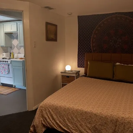 Serene Neighborhood Near Beach; under 10 Min. to Hospitals, Universities, & DT