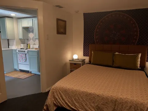 Serene Neighborhood Near Beach; under 10 Min. to Hospitals, Universities, & DT