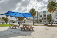 Coastal Sea Side Townhome - Walk to Beach! - spa