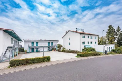 Hotel am Wiesenweg l 24h Check-IN Hotels in Bergtheim