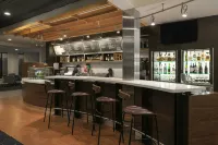 Courtyard Louisville East - bar