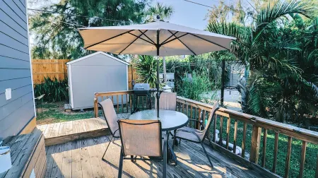 Cozy Tiny Home in Bradenton, FL. - Close to Beaches, Dining & Fun!