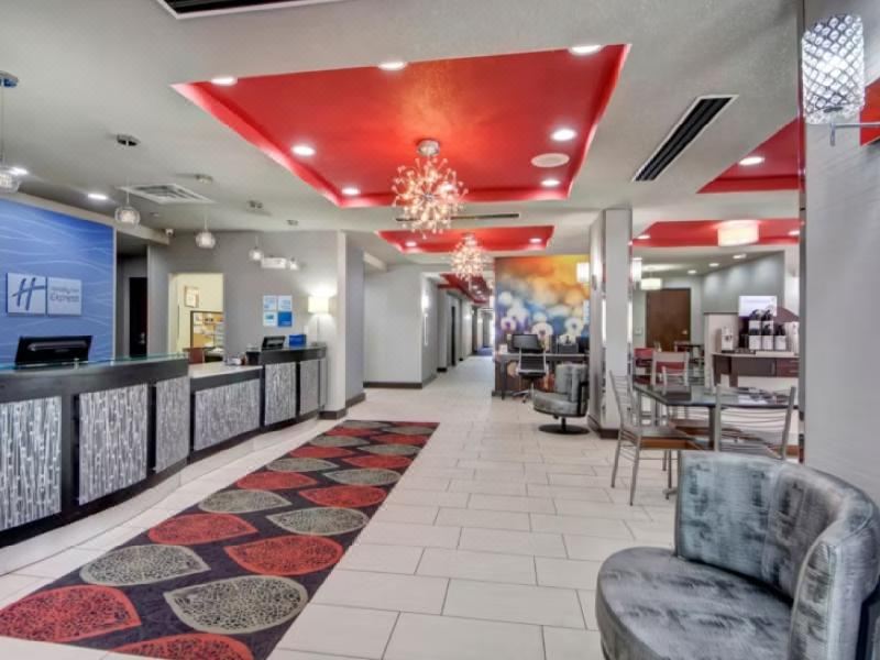 Holiday Inn & Suites Oklahoma City North 외관