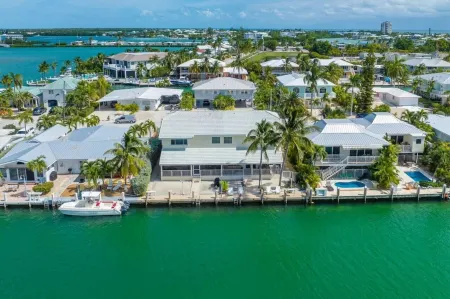 Latitude 24!  Cabana Club access, deep canal, jacuzzi, kayaks, ice machine. Отели в г. Key Colony Beach