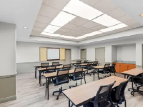 デイズ イン & スイーツ バイ ウィンダム シーダー ラピッズ シーダー・ラピッズのホテル