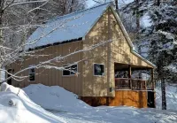 Cabin Close to Town, Private Beach, Parking & Hot Tub