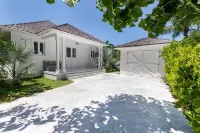 Serene waterfront house w pool, dock & beautiful sunsets - 5 min walk to beach.