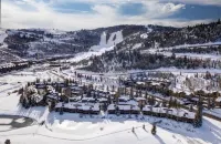 Perfect Getaway! Lakeside at Deer Valley 4bd – Pool, Hot Tub, A/C, Walk to Slopes & Main St
