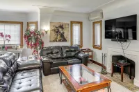 Striking Tudor Revival in Five Points District! - appartements de vacances