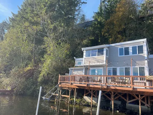 Peaceful right on the water, private beach & dock