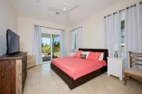 Aqua Villa and Cottage 3 Bedroom Home - parking