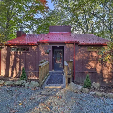 Beech Mountain Cabin w/ Deck on Ski Resort!