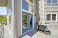 Modern Retreat w/ Hot Tub - Steps to Lake Chelan! - Homestays