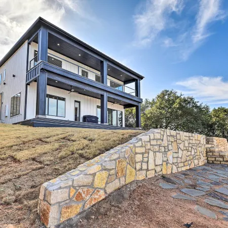 Luxury Lake Granbury Cliffside Home w/ Deck!