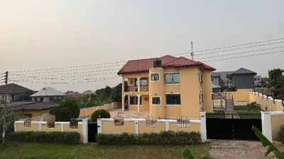 Entire First Floor With 3 En-suite Bedrooms فنادق في 