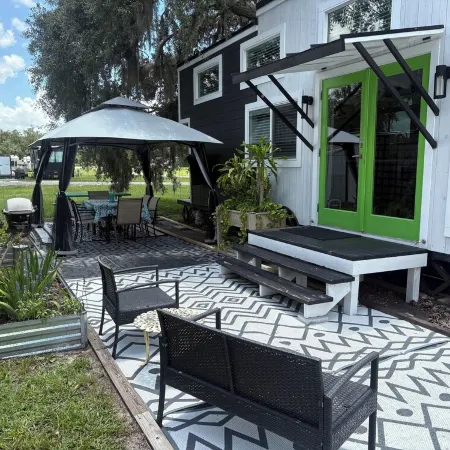 Clermont Tiny Home: Main Floor Queen, Lofts & No Pet Fees