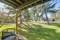 2 Mi to Eagle Lodge! Multi-level Haven w/ Hot Tub - 3 stjerner