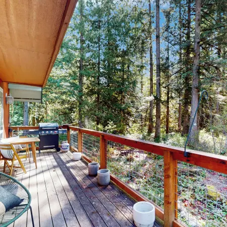 Wooded-View Decks: Family Cabin Retreat in Deming